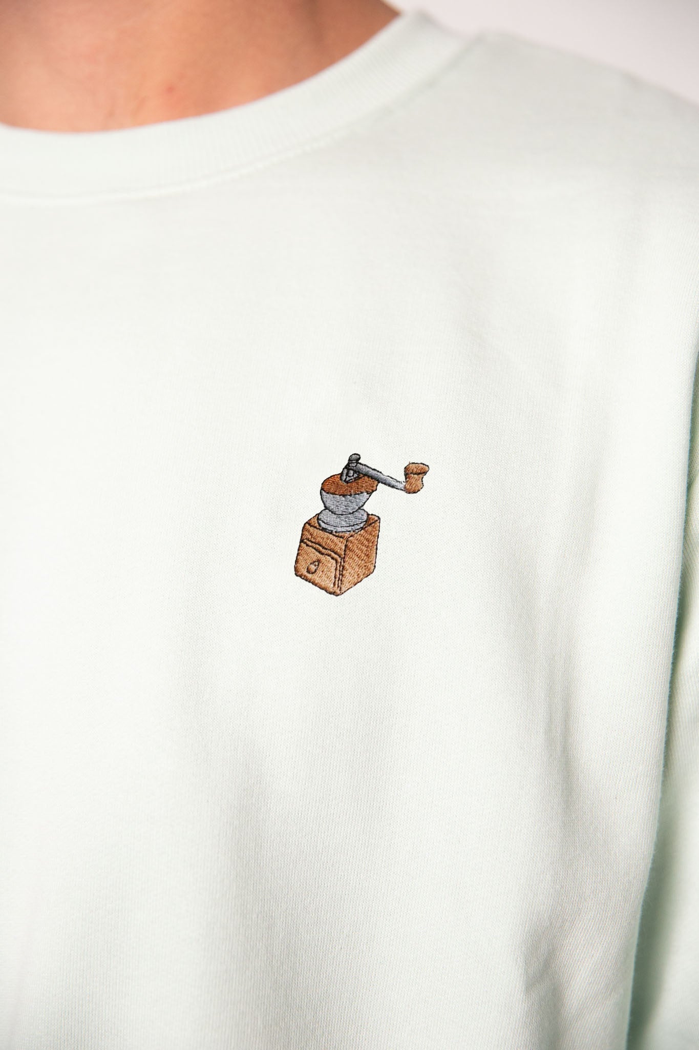 Kaffeemühle | Bestickter Bio-Baumwoll Männer Pullover