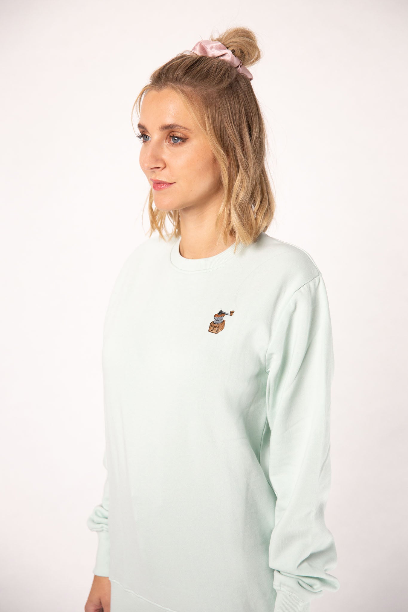 Kaffeemühle | Bestickter Bio-Baumwoll Pullover