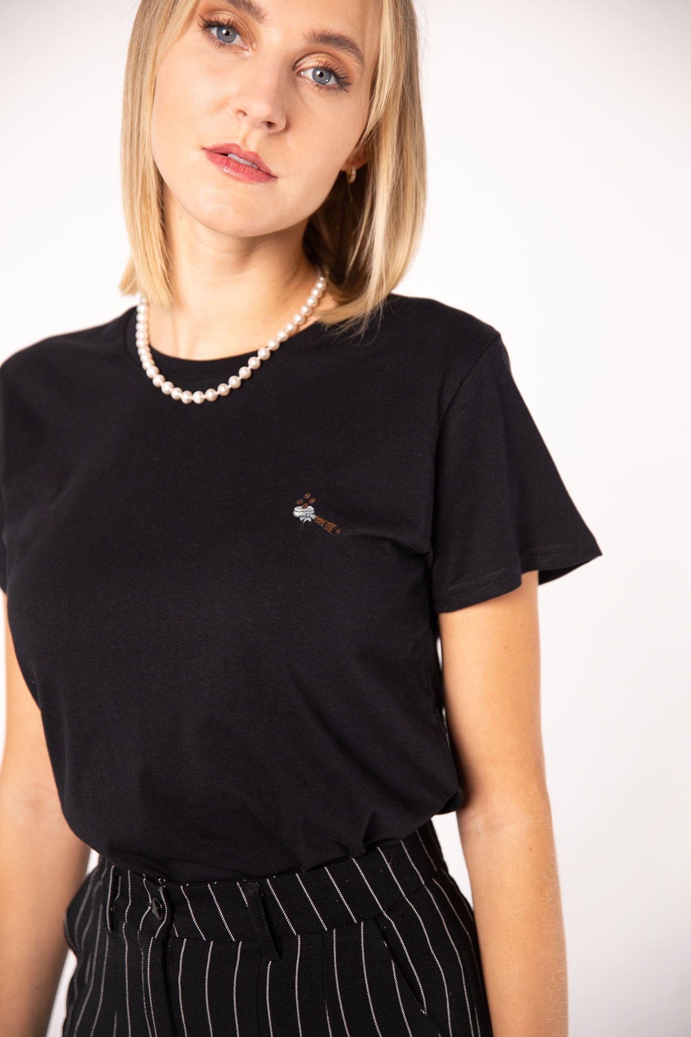Siebträger Beans | Besticktes Bio Baumwoll Frauen T-Shirt