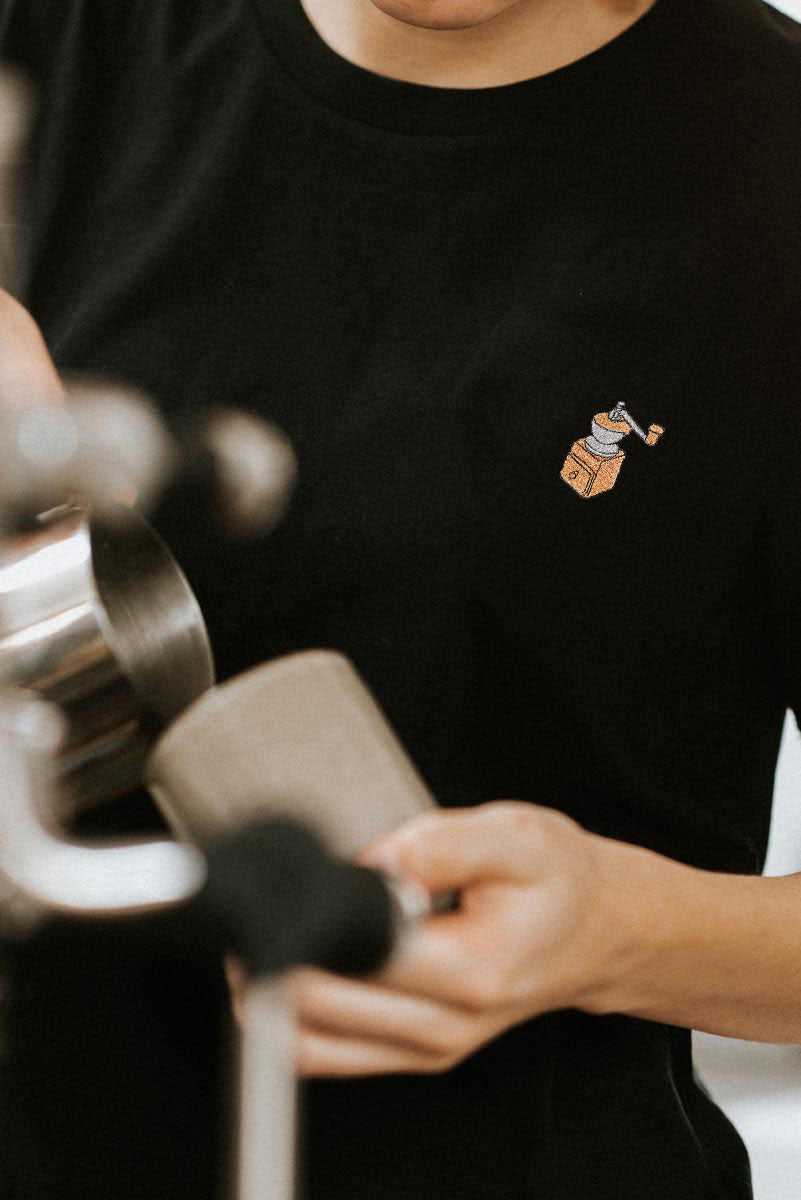 Kaffeemühle | Besticktes Bio Baumwoll Damen T-Shirt