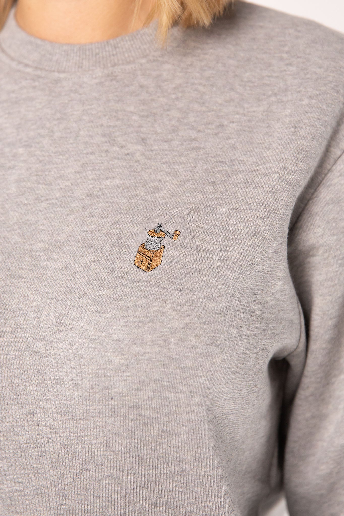 Kaffeemühle | Bestickter Bio-Baumwoll Pullover