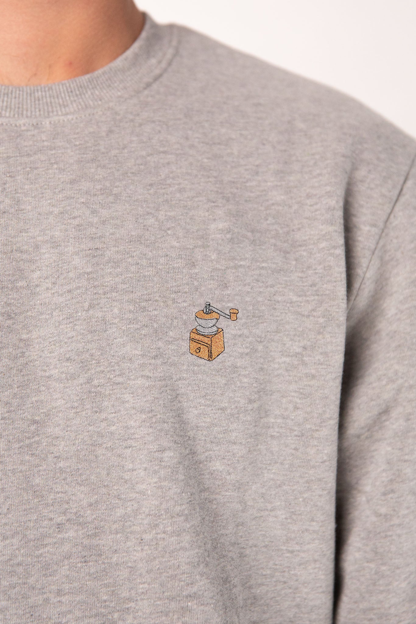 Kaffeemühle | Bestickter Bio-Baumwoll Männer Pullover