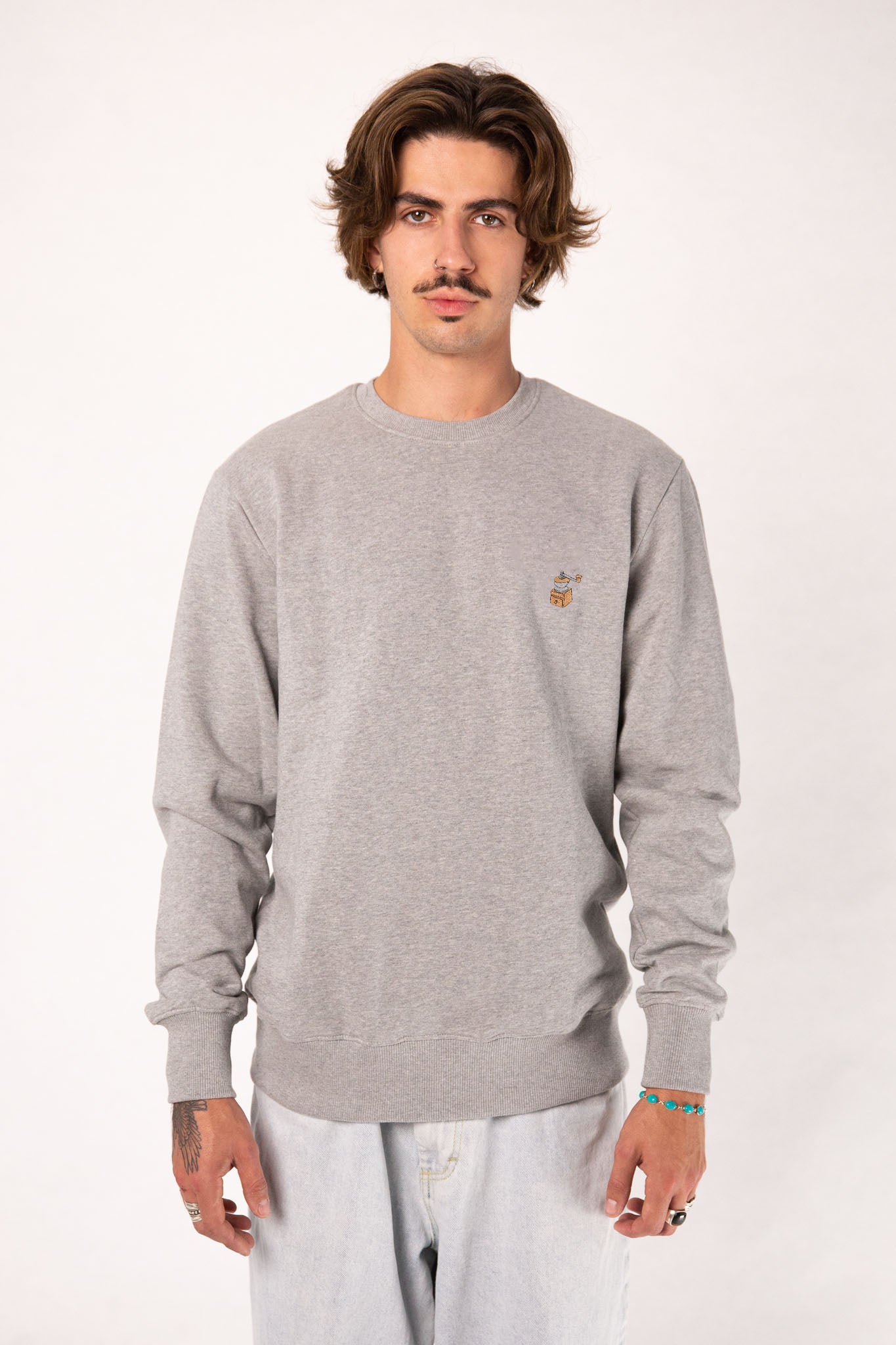 Kaffeemühle | Bestickter Bio-Baumwoll Männer Pullover