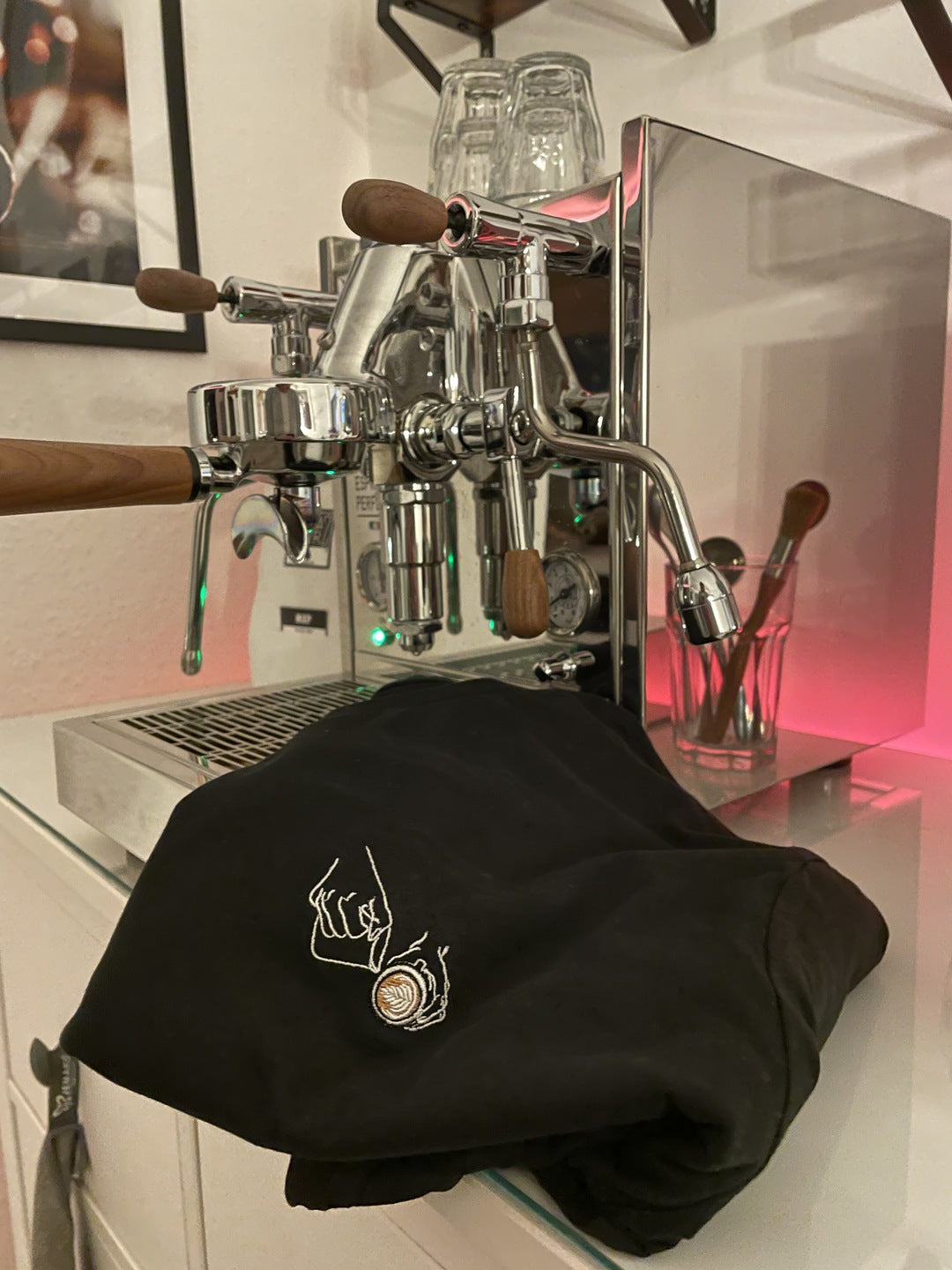 Latte Art | Besticktes Organic Bio Baumwoll-T-Shirt