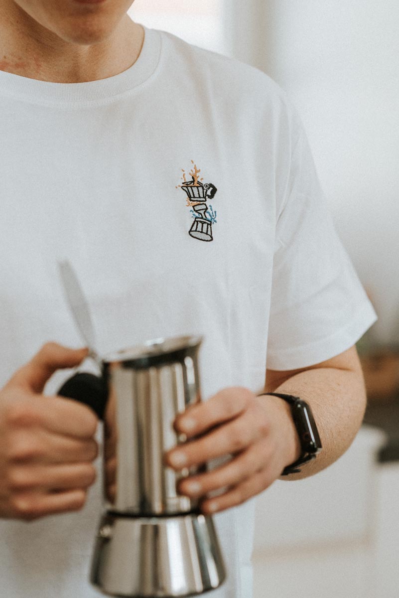 Espressokocher Boom | Besticktes Organic Bio Baumwoll Männer T-Shirt