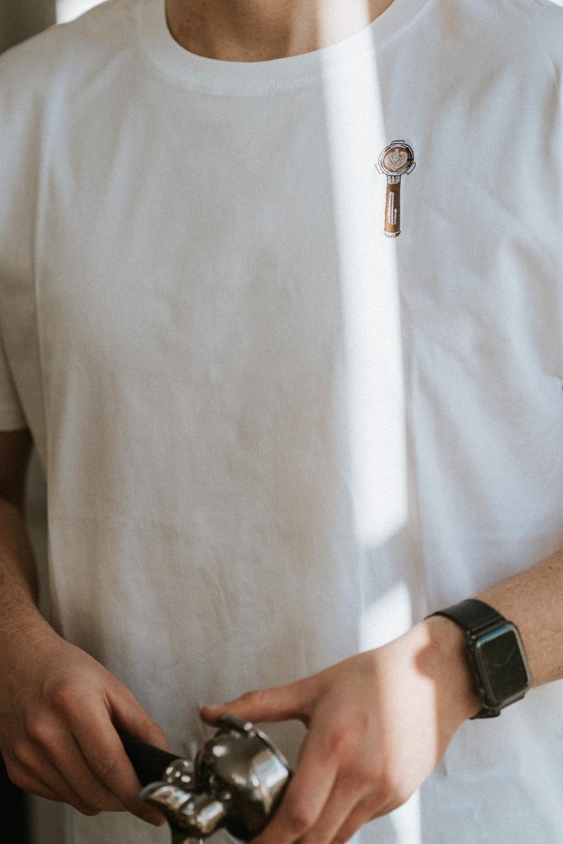 Siebträger Latte Art | Besticktes Bio Baumwoll Männer T-Shirt