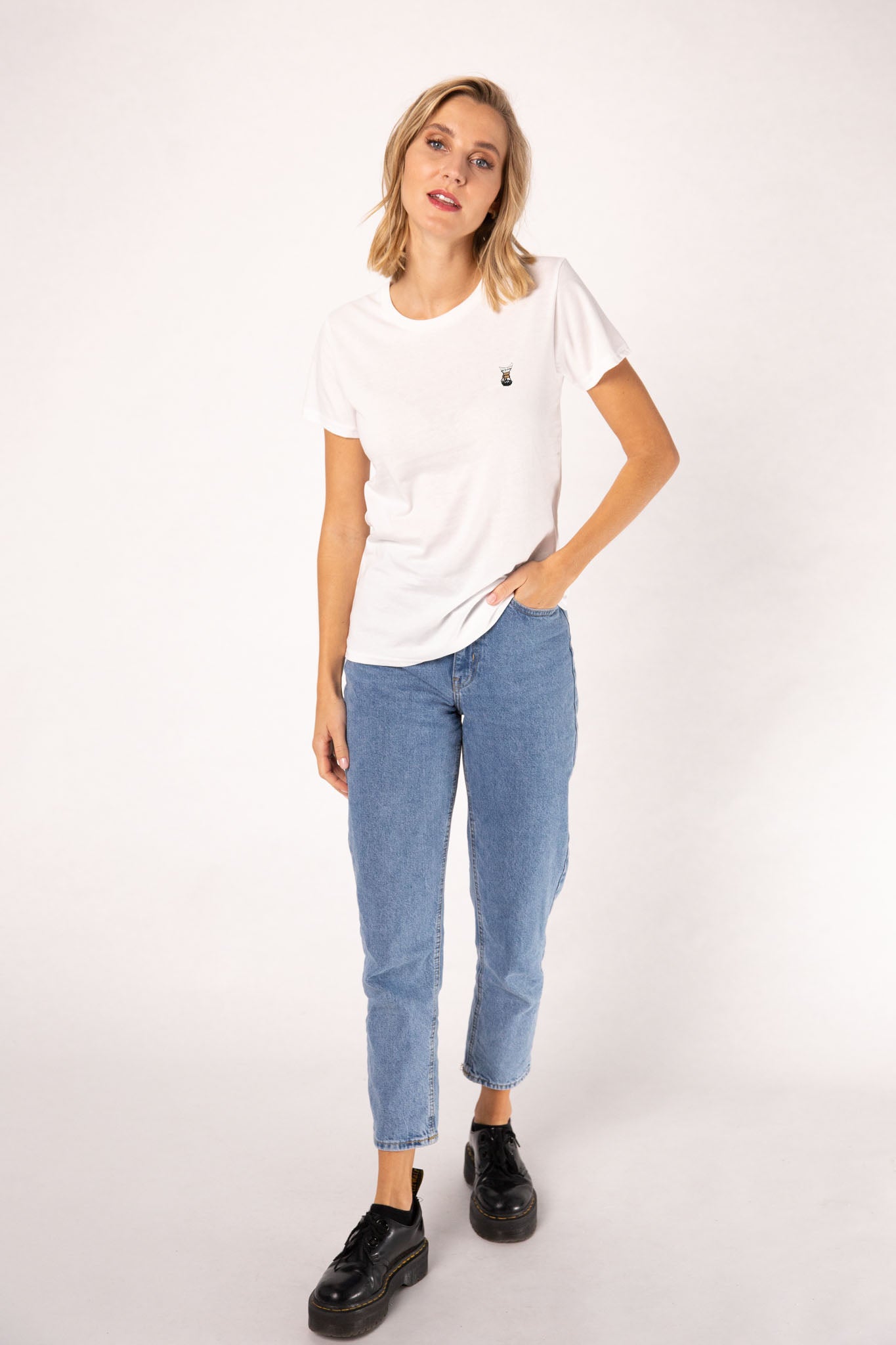 Sophisticated filter | Besticktes Organic Bio Baumwoll Frauen T-Shirt