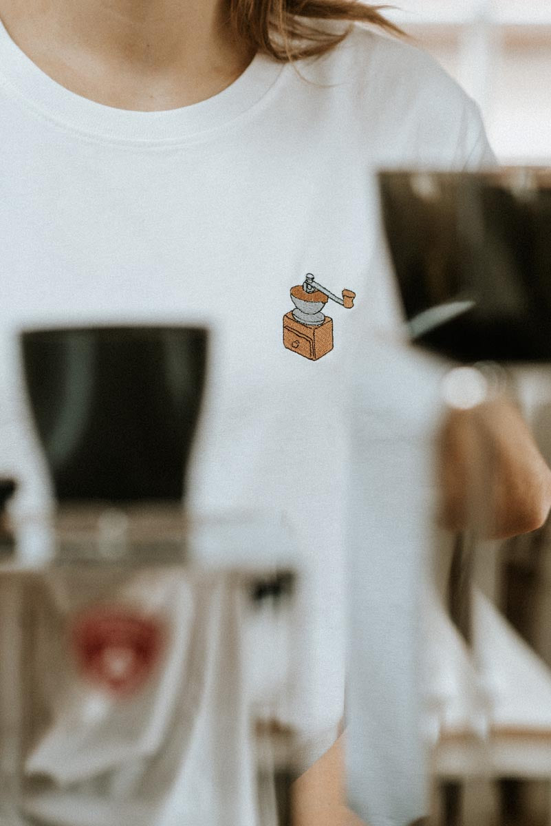 Kaffeemühle | Besticktes Bio Baumwoll Damen T-Shirt